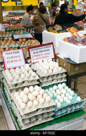 Borough Market, London, Großbritannien - 1.. Juni 2012: Eier aus Freilandhaltung an einem Stall. Borough Market ist einer der größten und ältesten Lebensmittelmärkte in London und verkauft eine Vielzahl von Lebensmitteln aus der ganzen Welt. Stockfoto