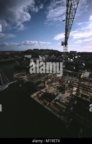 AJAXNETPHOTO. 23. Februar, 2001. FALMOUTH, England. - Neue MARITIME MUSEUM - neues National Maritime Museum Cornwall LIEGT AM HAFEN IN DER NÄHE VON PORT PENDENNIS IM BAU. Gebäude von M.J. Lange VON ARCHITEKTEN LANGE/KENTISH. Foto: Jonathan Eastland/AJAX REF: 102021 10 Stockfoto