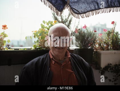 AJAXNETPHOTO. 27. Oktober, 1994. PARIS, Frankreich. - Französischer HUMANIST FOTOGRAF - WILLY RONIS AUF DEM BALKON SEINER WOHNUNG IN DER FRANZÖSISCHEN HAUPTSTADT. Foto: Jonathan Eastland/AJAX REF: 942710 1 Stockfoto