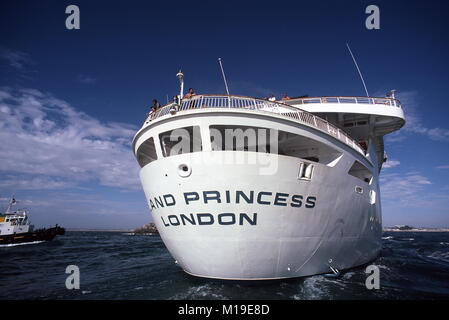 AJAXNETPHOTO. Februar, 1987. FREMANTLE, Australien. - Nach innen gebunden - P&O CRUISE SHIP ISLAND PRINCESS BEI DER ANKUNFT IM HAFEN. Foto: Jonathan Eastland/AJAX REF: 876878 23 Stockfoto