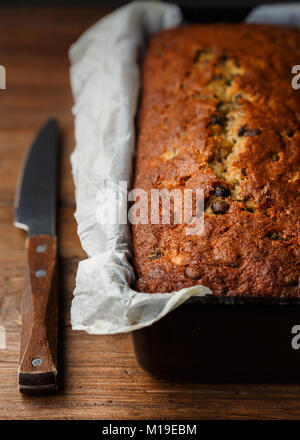 Einen warmen Laib Banane Brot frisch aus dem Ofen Stockfoto