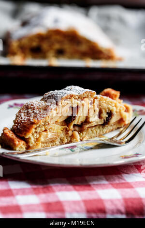 Stück Apfelstrudel auf Platte Stockfoto