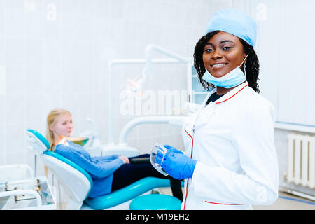 African American weiblichen Zahnarzt Behandlung von Patienten an der Klinik Stockfoto