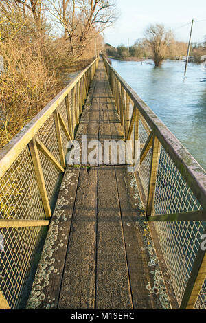 Fuß-Brücke über den überschwemmten Ouse wäscht am Sutton Gault, Cambridgeshire Stockfoto