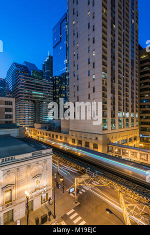 Schnittpunkt von Staat und Deearborn Straßen im Chicago Loop. Stockfoto