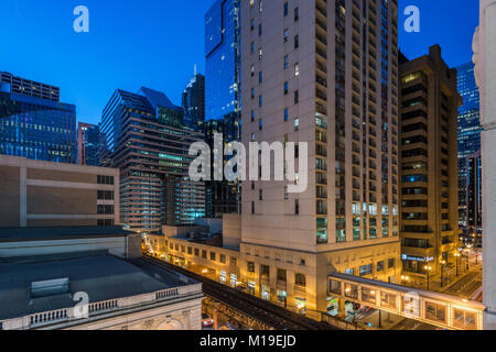 Schnittpunkt von Staat und Deearborn Straßen im Chicago Loop. Stockfoto