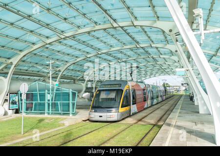 PORTO, PORTUGAL - 21. OKTOBER 2017: Zug auf Aeroporto Bahnhof an Francisco Sa Carneiro Internationalen Flughafen in Porto. Stockfoto