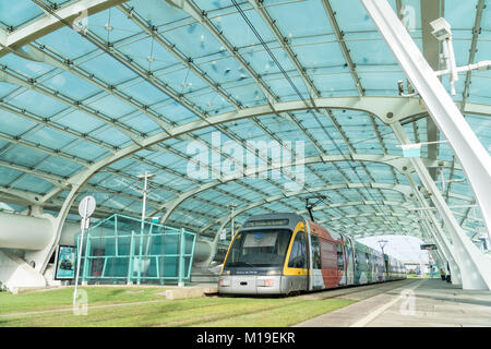 PORTO, PORTUGAL - 21. OKTOBER 2017: Zug auf Aeroporto - modetn Metro Station am Francisco Sa Carneiro Internationalen Flughafen in Porto. Stockfoto