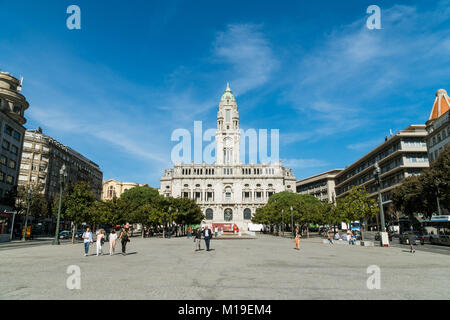 PORTO, PORTUGAL - 31. OKTOBER 2017: sonnige Herbst Blick auf Porto Rathaus oder Camara Municipal do Porto auf der Avenida dos Aliados, Liberty Square, in Por Stockfoto