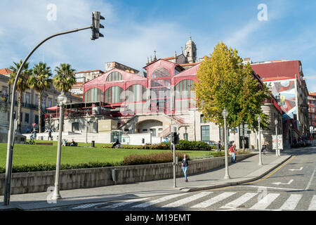 PORTO, PORTUGAL - 31. OKTOBER 2017: Leute gehen von Mercado Ferreira Borges (1885) bei Jardim Infante Dom Henrique in der Altstadt von Porto, Portugal Stockfoto