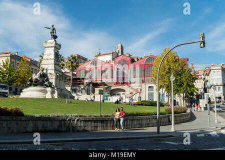 PORTO, PORTUGAL - 31. OKTOBER 2017: Leute gehen von Mercado Ferreira Borges (1885) bei Jardim Infante Dom Henrique in der Altstadt von Porto, Portugal Stockfoto