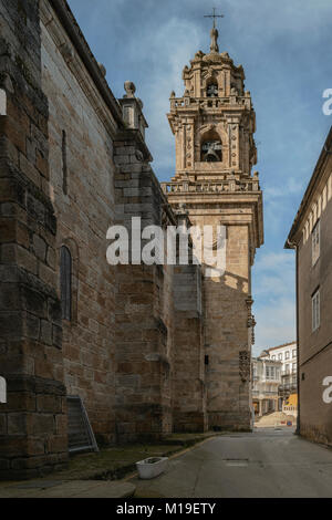 Die Kathedrale von Mondoñedo, Stadt Lugo, Galizien, Spanien, aus dem dreizehnten Jahrhundert mit dem Spitznamen der 'Kathedrale kniend'. Stockfoto