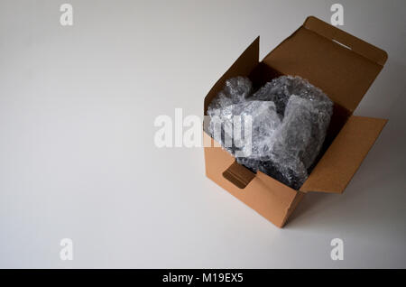 Karton mit Luftpolsterfolie öffnen Stockfoto