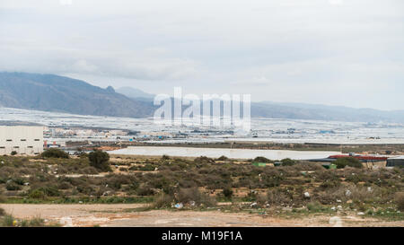 Invernaderos, Kunststoff Gewächshäuser, Treibhäuser für Boden freien Kulturen in Murcia, Spanien. Ein Störfaktor für die Landschaft als Stockfoto