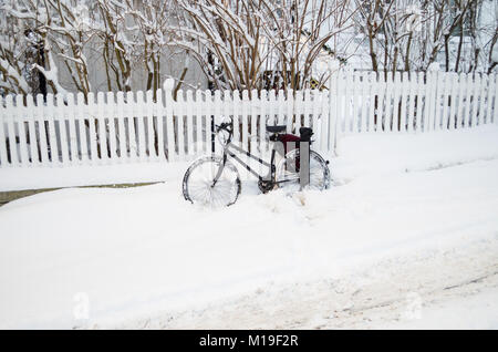 Black Mountain bike in tiefem Schnee auf der Straße von Oslo, Norwegen. Stockfoto