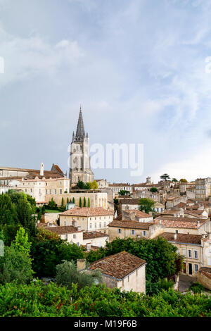 Hohe Blick über die Dächer von St Emilion, Gironde, Frankreich. Ein mittelalterliches Dorf in die Bordeaux Weinregion. Stockfoto