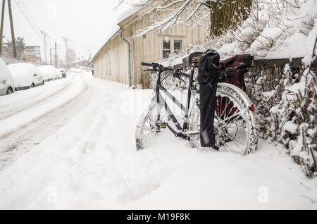 Black Mountain bike in tiefem Schnee auf der Straße von Oslo, Norwegen. Stockfoto