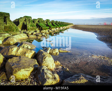 Neue Brighton Beach Wellenbrecher und See Defense System Stockfoto