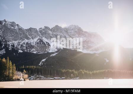 Eibsee, Zugspitze, Wettersteingebirge, Oberbayern, Deutschland an einem sonnigen Tag. Stockfoto