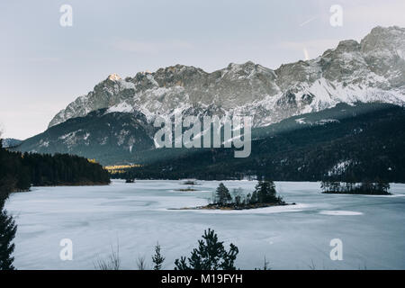 Eibsee Grainau, Oberbayern, Deutschland in den deutschen Alpen bei Sonnenuntergang Stockfoto