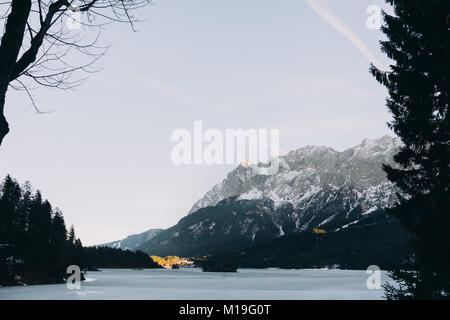 Eibsee Grainau, Oberbayern, Deutschland in den deutschen Alpen bei Sonnenuntergang Stockfoto