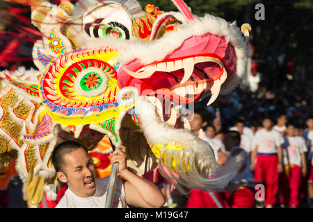 United States, Washington, Seattle Seafair Parade in der International District, Mann, Dragon's Head Stockfoto