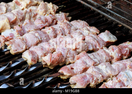 Schaschlik Shish Kebab traditionelle Grill vorbereitet auf ein weinstock Holz Kohle. Fleisch Feuer Shish Kebab Stockfoto