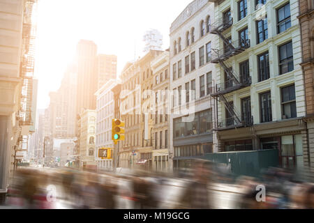 Rasante Bewegungsunschärfe von Menschen hinunter Broadway in SoHo in Manhattan, New York City Stockfoto