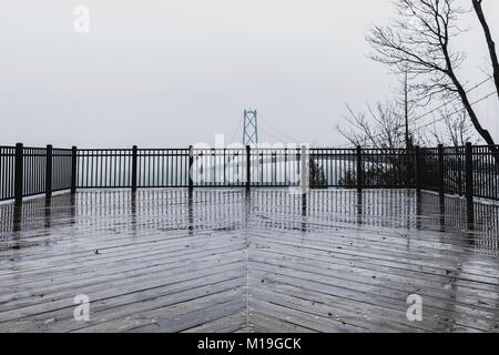 Lions Gate Bridge im Nebel Stockfoto