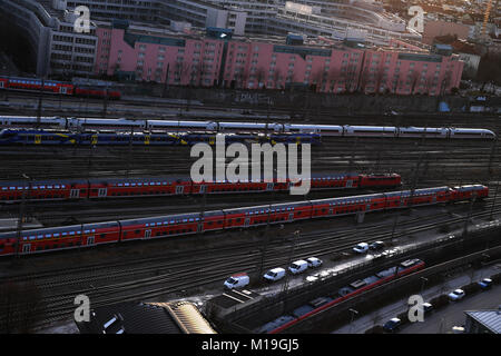 München, Deutschland. 24 Jan, 2018. Eine alle Intercity Express (ICE) und regionale Züge an den Anschlüssen am Hauptbahnhof in München, Deutschland, 24. Januar 2018. - Keine LEITUNG SERVICE-Credit: Felix Hörhager/dpa/Alamy leben Nachrichten Stockfoto