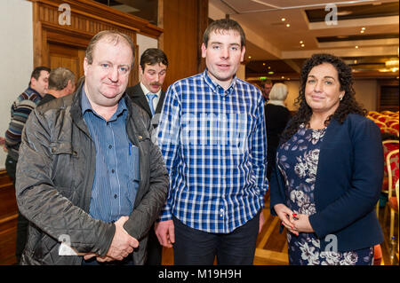 Bantry, Irland. 28 Jan, 2018. Die TD-Margaret Murphy-O'Mahony und Michael Collins sind abgebildet mit der lokalen Küstenfischerei fisherman Kieran O'Shea Nach der öffentlichen Sitzung die mechanische Gewinnung von nativen Kelp von Bantry Bay zu stoppen. Die irische Regierung hat eine Lizenz zu Bio Atlantis von Tralee auf 1860 Hektar native Kelp industriell ohne öffentliche Anhörung statt Ersatz-Teillizenz erteilt. Die pro-Action Group ist den Wahlkampf haben die Lizenz entzogen. Credit: Andy Gibson/Alamy Leben Nachrichten. Stockfoto