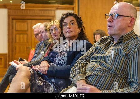 Bantry, Irland. Januar 2018. Margaret Murphy-O'Mahony und Michael Collins von TD nahmen an der öffentlichen Versammlung Teil, um die mechanische Extraktion von einheimischen Kelchen aus der Bantry Bay zu stoppen, zusammen mit Senator Grace O'Sullivan und vielen besorgten Einheimischen. Die irische Regierung hat eine Lizenz an Bio Atlantis of Tralee erteilt, um 1860 Hektar einheimischen Kelps industriell zu extrahieren, ohne dass eine öffentliche Konsultation stattfindet. Die Aktionsgruppe wirbt für den Widerruf der Lizenz. Quelle: AG News/Alamy Live News. Stockfoto