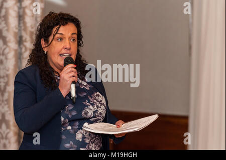 Bantry, Irland. 28 Jan, 2018. TD Margaret Murphy-O'Mahony sprach bei der öffentlichen Sitzung die mechanische Gewinnung von nativen Kelp von Bantry Bay zu stoppen. Die irische Regierung hat eine Lizenz zu Bio Atlantis von Tralee auf 1860 Hektar native Kelp industriell ohne öffentliche Anhörung statt Ersatz-Teillizenz erteilt. Die pro-Action Group ist den Wahlkampf haben die Lizenz entzogen. Credit: Andy Gibson/Alamy Leben Nachrichten. Stockfoto