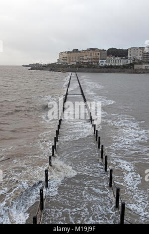 Weston-super-Mare, Großbritannien. 28. Januar, 2018. UK Wetter: Wellen brechen über die Marine Lake Causeway an trüben, breezy Winter am Nachmittag. Keith Ramsey/Alamy leben Nachrichten Stockfoto