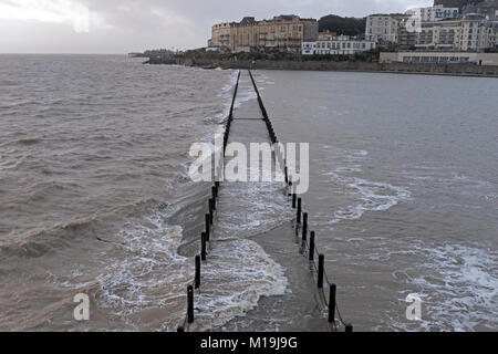 Weston-super-Mare, Großbritannien. 28. Januar, 2018. UK Wetter: Wellen brechen über die Marine Lake Causeway an trüben, breezy Winter am Nachmittag. Keith Ramsey/Alamy leben Nachrichten Stockfoto