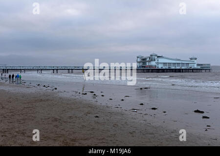 Weston-super-Mare, Großbritannien. 28. Januar, 2018. UK Wetter: Wellen brechen am Strand auf ein stumpfes, breezy Winter am Nachmittag. Keith Ramsey/Alamy leben Nachrichten Stockfoto