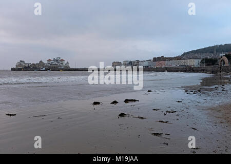 Weston-super-Mare, Großbritannien. 28. Januar, 2018. UK Wetter: Wellen brechen am Strand auf ein stumpfes, breezy Winter am Nachmittag. Keith Ramsey/Alamy leben Nachrichten Stockfoto