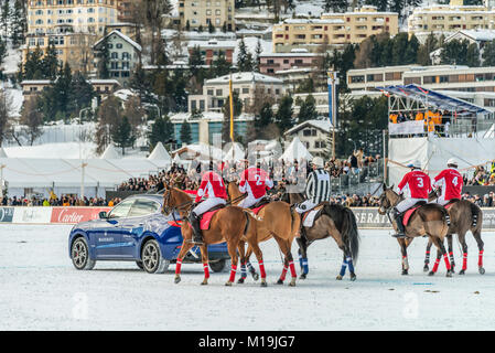 St. Moritz, Schweiz. 28 Jan, 2018. Mitglieder des "Cartier" Team hinter einem Maserati Sponsor Auto während der Endrunde der Snow Polo World Cup Spiel 2018 am 28. Januar 2018 in St. Moritz, Schweiz Quelle: travelbild/Alamy leben Nachrichten Stockfoto