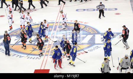 Tampa, Florida, USA. 28 Jan, 2018. DOUGLAS R. CLIFFORD | Zeiten. Spieler aus allen vier NHL All-Star Teams begrüßen sich wie Sie für Sonntag, Januar 28, 2018 Amalie Arena in Tampa warmup. Quelle: Douglas R. Clifford/Tampa Bay Zeiten/ZUMA Draht/Alamy leben Nachrichten Stockfoto