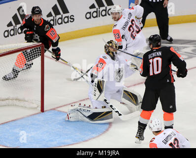 Tampa, Florida, USA. 28 Jan, 2018. Vegas Golden Knights goalie MARC-ANDRE FLEURY (29) sieht einen losen Kobold als St Louis Blues vorwärts Brayden Schenn (10) versucht, den Puck zu führen, wie Minnesota Wild, Eric Staal (12) und Arizona Kojoten defenseman OLIVER EKMAN-LARSSON (23), zurück, während ihre NHL All-Star Spiel betrachten. Quelle: Douglas R. Clifford/Tampa Bay Zeiten/ZUMA Draht/Alamy leben Nachrichten Stockfoto