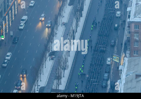 Kiew, Kiew, Ukraine. 28 Jan, 2018. Freiwillige der rechtsgerichteten paramilitärischen Asowschen Zivilcorps März der Innenstadt von Kiew, der den Eid der Treue im Hof einer alten Stadt Festung in Kiew, Ukraine, Jan. 28, 2018 zu schwören. Neben der Bekämpfung der Tätigkeit in der Ukraine Krieg - hit Donbass, Asowschen Aktivisten Kampf gegen Kriminalität und Drogen, die Straßen patrouillieren, Menschen helfen in Notfällen. Credit: sergii Kharchenko/ZUMA Draht/Alamy leben Nachrichten Stockfoto