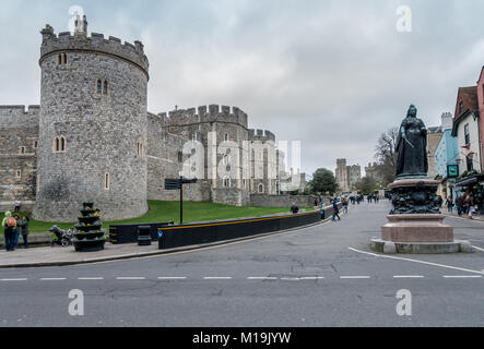 Als Ergebnis oder terroristischen Anschlägen gegen Kraftfahrzeuge in anderen Standorten, hässlich, schwarz Anti-Fahrzeug Hindernisse haben rund um Schloss Windsor platziert wurden Besucher zu schützen. Stockfoto