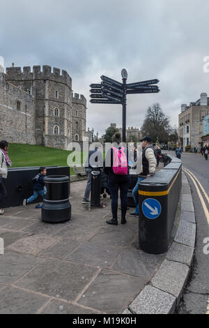 Als Ergebnis oder terroristischen Anschlägen gegen Kraftfahrzeuge in anderen Standorten, hässlich, schwarz Anti-Fahrzeug Hindernisse haben rund um Schloss Windsor platziert wurden Besucher zu schützen. Stockfoto