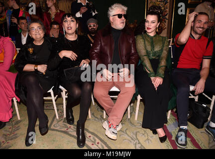 Regisseur Pedro Almodovar mit Schauspielerin Debi Mazar und Rossy de Palma und Designer Elena Benarroch auf den PalomoSpain Sammlung Landebahn während der Pasarela Cibeles - Mercedes-Benz Fashion Week in Madrid 2018, in Madrid am Sonntag, den 28. Januar, 2018 Credit: Gtres Información más Comuniación auf Linie, S.L./Alamy leben Nachrichten Stockfoto