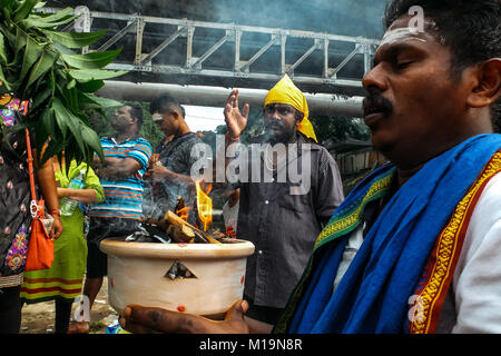 KUALA LUMPUR, Malaysia - 28. Januar: Hindu Devotees ein Gebet während Thaipusam Festivals in Kuala Lumpur am 28. Januar 2018. Malaysische Hindu in der jährlichen Hindu Erntedankfest, in der Anhänger sich zu schmerzhaften Ritualen in einer Demonstration von Glauben und Buße zu Ehren von Lord Murugan, Hindu in Malaysia feierte Thaipusam am 28.Januar bis zum 31. dieses Jahres zu beginnen. Credit: Samsul sagte/LBA/Alamy leben Nachrichten Stockfoto