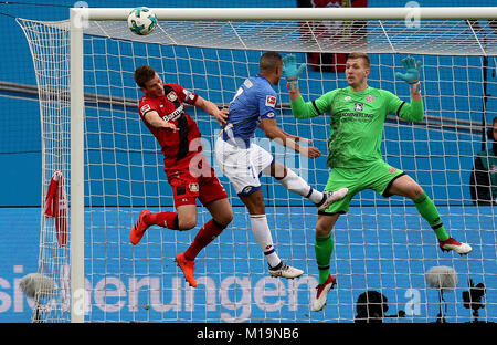 Leverkusen, Deutschland. 28 Jan, 2018. Lars Bender (L) von Bayer Leverkusen Köpfe für die Kugel während der Deutschen Bundesligaspiel zwischen Bayer 04 Leverkusen und 1. FSV Mainz 05, in Leverkusen, Deutschland, Jan. 28, 2018. Bayer 04 Leverkusen gewann 2-0. Quelle: Joachim Bywaletz/Xinhua/Alamy leben Nachrichten Stockfoto