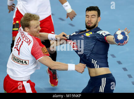 Zagreb, Kroatien. 28 Jan, 2018. Anders Zachariassen (L) von Dänemark Mias mit Nedim Remili von Frankreich während der 2018 EHF Männer Em-bronzemedaille Übereinstimmung zwischen Frankreich und Dänemark in Zagreb, Kroatien, Jan. 28, 2018. Frankreich gewann 32-29. Quelle: Igor Kralj/Xinhua/Alamy leben Nachrichten Stockfoto