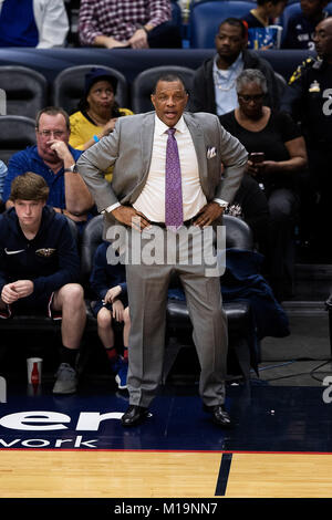 New Orleans, LA, USA. 28 Jan, 2018. New Orleans Pelikane Haupttrainer Alvin Gentry schaut gegen LA Clippers an der Smoothie King Center in New Orleans, LA. Stephen Lew/CSM/Alamy leben Nachrichten Stockfoto