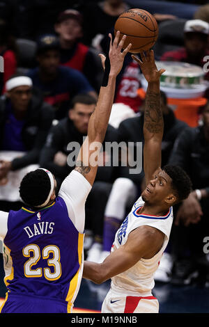 New Orleans, LA, USA. 28 Jan, 2018. New Orleans Pelikane, Anthony Davis (23) blockiert die Aufnahme von LA Clippers guard Tyrone Wallace (12) an den Smoothie King Center in New Orleans, LA. Stephen Lew/CSM/Alamy leben Nachrichten Stockfoto