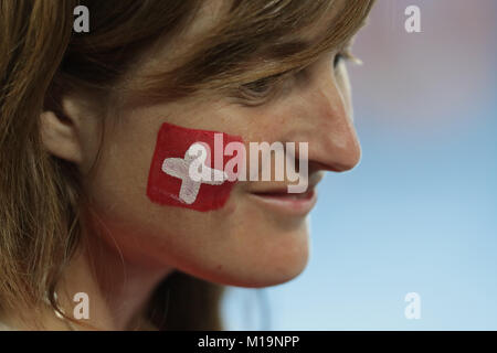 Schweizer Fans jubeln, schweizer Tennisspieler Roger Federer in Aktion während seiner Finale bei den Australian Open match vs Bosniakische tennis player Marin Cilic am 28.Januar in Melbourne, Australien 2018. Credit: YAN LERVAL/LBA/Alamy leben Nachrichten Stockfoto